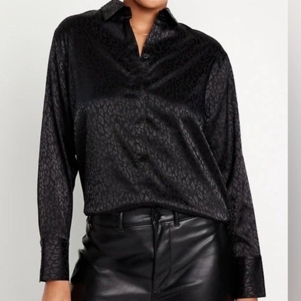Old Navy Black Satin Relaxed Fit NWT Large Animal Print Monochrome L/S Button Up